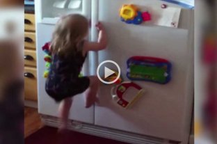 Video: niña "araña" se trepa a la heladera para buscar golosinas