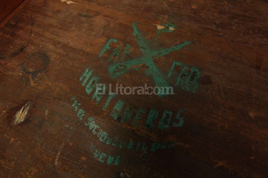 Se encontró un grabado con la figura de dos fusiles cruzados, siglas y una leyenda de Montoneros. Mauricio Garín