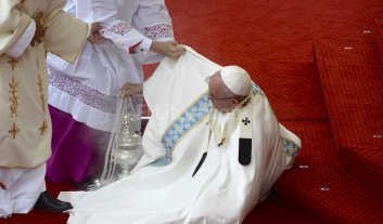 Video: el Papa sufrió un tropezón durante una misa en Polonia