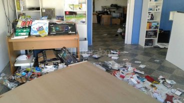 Destrozos y robos en una casa de computaci�n de Guadalupe