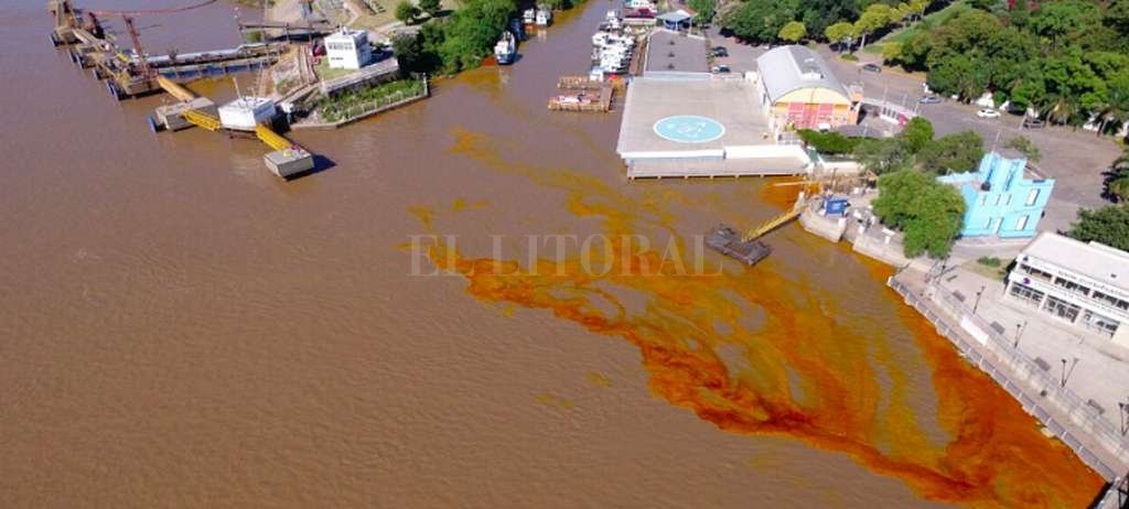 Bloquean un derrame de 800 litros de aceite vegetal en el río Paraná