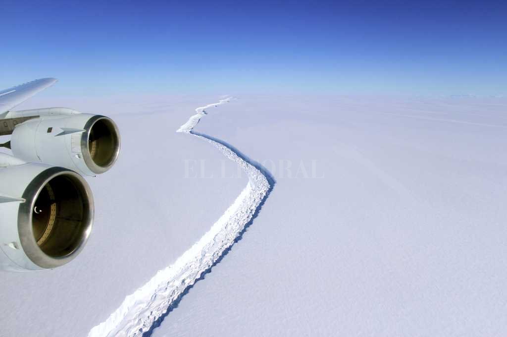 Un gigantesco iceberg se está formando en la Antártida