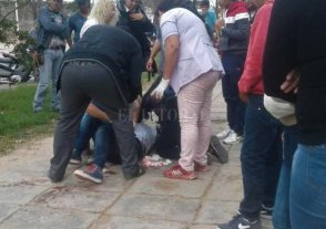 Una chica de 14 años fue apuñalada por una compañera de colegio Una chica de 14 años fue apuñalada por una compañera de colegio