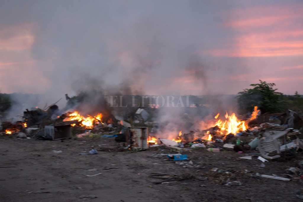 Rincón, Santa Rosa de Calchines y Arroyo Leyes En la Costa, no avanzaron en el plan de tratamiento de la basura - La quema. Un vecino registró el momento en que se quemaba parte del basural de Callejón Pintos. La cercanía con la zona poblada preocupa a los vecinos y genera muchos inconvenientes. En la Costa, no avanzaron en el plan de tratamiento de la basura - La quema. Un vecino registró el momento en que se quemaba parte del basural de Callejón Pintos. La cercanía con la zona poblada preocupa a los vecinos y genera muchos inconvenientes. -