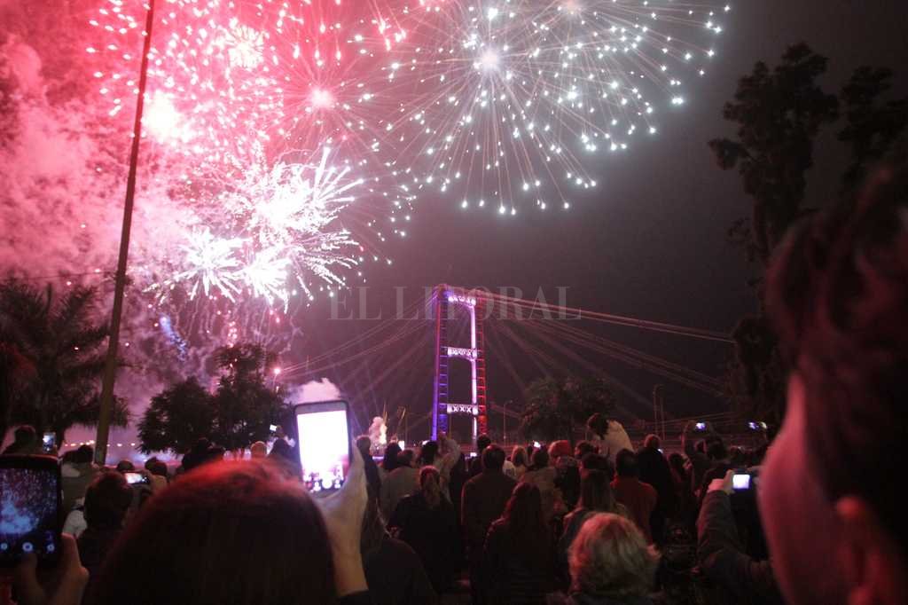 En el marco de las fiestas patrias Multitudinaria inauguración de la iluminación led del Puente Cogante - Con una gran cantidad de público y show de fuegos artificiales, quedó inaugurada la iluminación led del Puente Colgante Multitudinaria inauguración de la iluminación led del Puente Cogante - Con una gran cantidad de público y show de fuegos artificiales, quedó inaugurada la iluminación led del Puente Colgante -