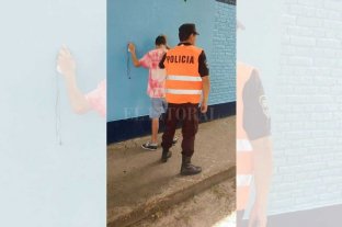 Robó una moto y los vecinos lo ataron a un cesto de basura Robó una moto y los vecinos lo ataron a un cesto de basura