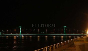El Puente Colgante se tiñe de verde El Puente Colgante se tiñe de verde