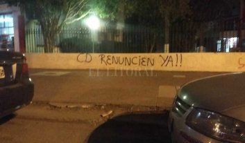 Pintadas contra la dirigencia en la sede de Unión Pintadas contra la dirigencia en la sede de Unión
