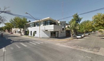 Encontró al ladrón dentro de su comercio, lo redujo y se lo entregó a la policía Encontró al ladrón dentro de su comercio, lo redujo y se lo entregó a la policía