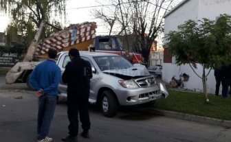 Un choque entre pesos pesados terminó contra la pared de una casa Un choque entre pesos pesados terminó contra la pared de una casa