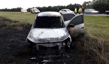 Se incendió un auto a la vera de la autopista Santa Fe - Rosario Se incendió un auto a la vera de la autopista Santa Fe - Rosario