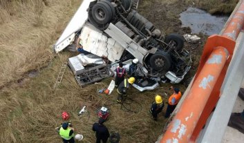 Falleció un camionero tras volcar en la RN 11