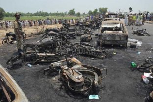 Pakistán: al menos 146 muertos al explotar un camión cisterna Pakistán: al menos 146 muertos al explotar un camión cisterna