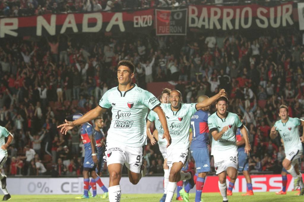Fecha 30 Colón se despide del torneo ante su gente - Nicolás Leguizamón, Diego Vera y Guillermo Ortíz enarbolan uno de los tantos festejos sabaleros en el certamen que está a punto de culminar. Colón se despide del torneo ante su gente - Nicolás Leguizamón, Diego Vera y Guillermo Ortíz enarbolan uno de los tantos festejos sabaleros en el certamen que está a punto de culminar. -