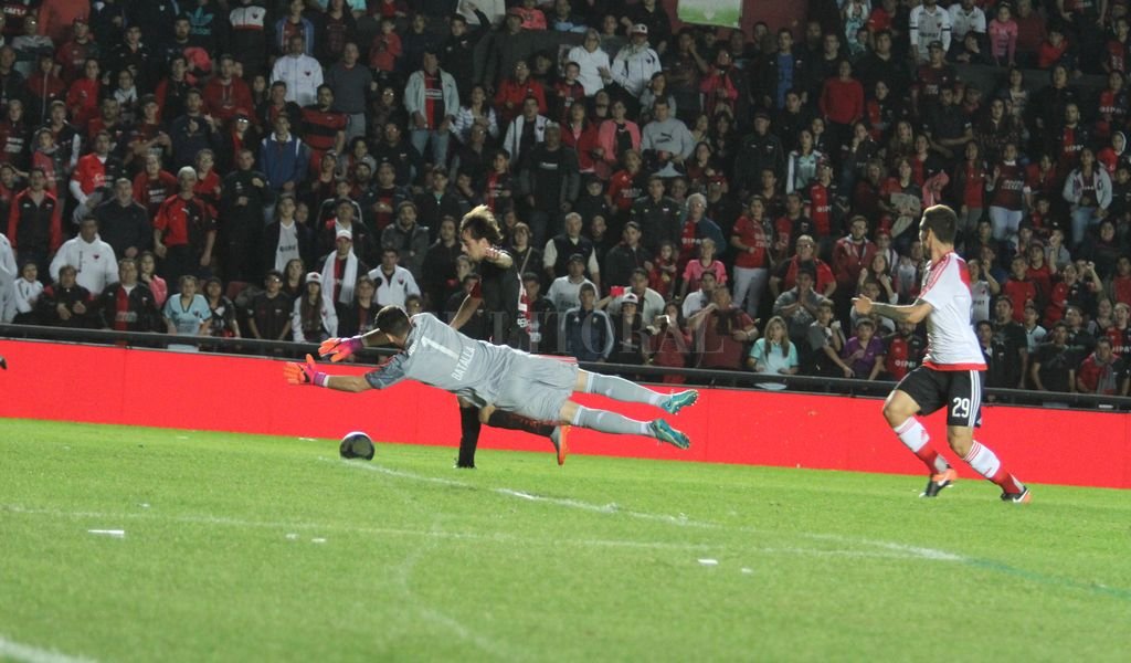 Empate 0 a 0 y gran cierre de torneo ante River Se festejó como si se hubiese ganado - La mas clara: Bernardi se la lleva y Batalla está en el aire, cuando entraba apareció Montiel para despejar. Se festejó como si se hubiese ganado - La mas clara: Bernardi se la lleva y Batalla está en el aire, cuando entraba apareció Montiel para despejar. -