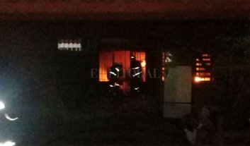 Rescataron a madre e hija de un incendio en el norte de la ciudad Rescataron a madre e hija de un incendio en el norte de la ciudad