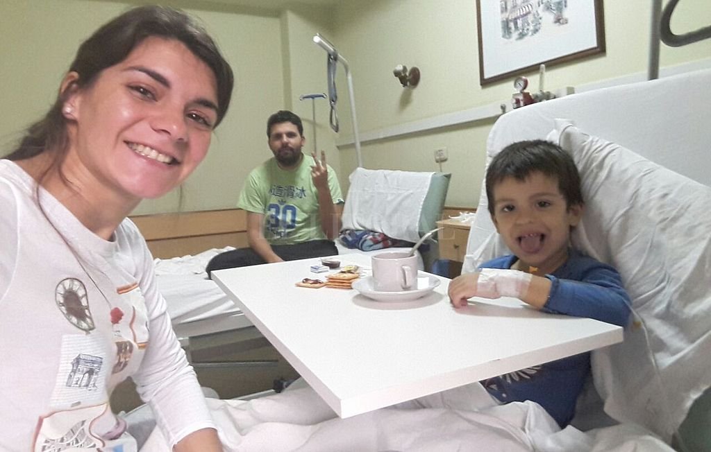Solidarios ante la enfermedad Más de 30 donantes respondieron al pedido de dadores para Vicente - “El martes pedimos los donantes” y “en menos de 24 horas se presentaron más de 30”, destacó Sergio Franco. En la foto, con su hijo Vicente y su esposa Perla. Más de 30 donantes respondieron al pedido de dadores para Vicente - “El martes pedimos los donantes” y “en menos de 24 horas se presentaron más de 30”, destacó Sergio Franco. En la foto, con su hijo Vicente y su esposa Perla. -