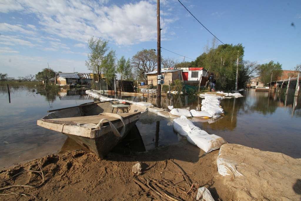 En los próximos diez días Pronostican que el río descenderá a 5,17 metros - Desde hace tres semanas, los vecinos de La Vuelta del Paraguayo viven “sitiados” por el agua. Pronostican que el río descenderá a 5,17 metros - Desde hace tres semanas, los vecinos de La Vuelta del Paraguayo viven “sitiados” por el agua. -