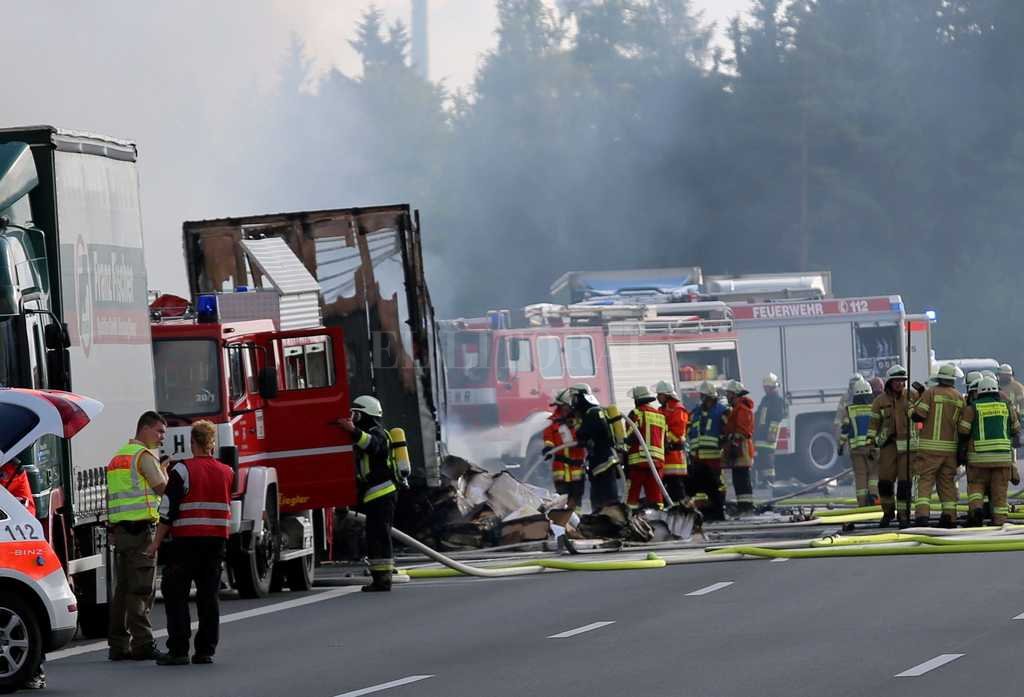 Decenas de desaparecidos y heridos tras incendiarse un autobús — Alemania