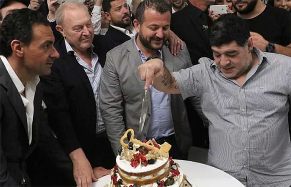 Maradona recibirá la ciudadanía napolitana en el Ayuntamiento y no en plaza