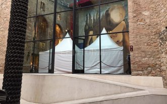 Dalí exhibe su bigote intacto al ser exhumado Dalí exhibe su bigote intacto al ser exhumado