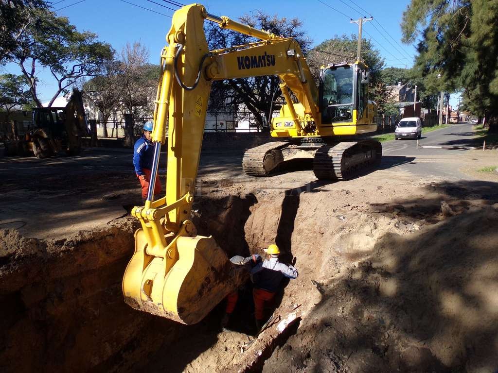 Aguas Santafesinas Invierten $ 5 millones para renovar dos colectores cloacales - Están ubicados en la zona de Vélez Sarfield y Calcena, cerca de la costanera. El objetivo: mejorar el funcionamiento del servicio. Invierten $ 5 millones para renovar dos colectores cloacales - Están ubicados en la zona de Vélez Sarfield y Calcena, cerca de la costanera. El objetivo: mejorar el funcionamiento del servicio. -