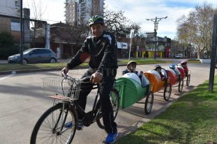 Osvaldo Di Benedetto armó una "bicitrencito" para salir a pasar con sus nietos Osvaldo Di Benedetto armó una "bicitrencito" para salir a pasar con sus nietos
