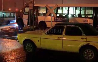 Un tren atropello a un colectivo y murió el colectivero Un tren atropello a un colectivo y murió el colectivero