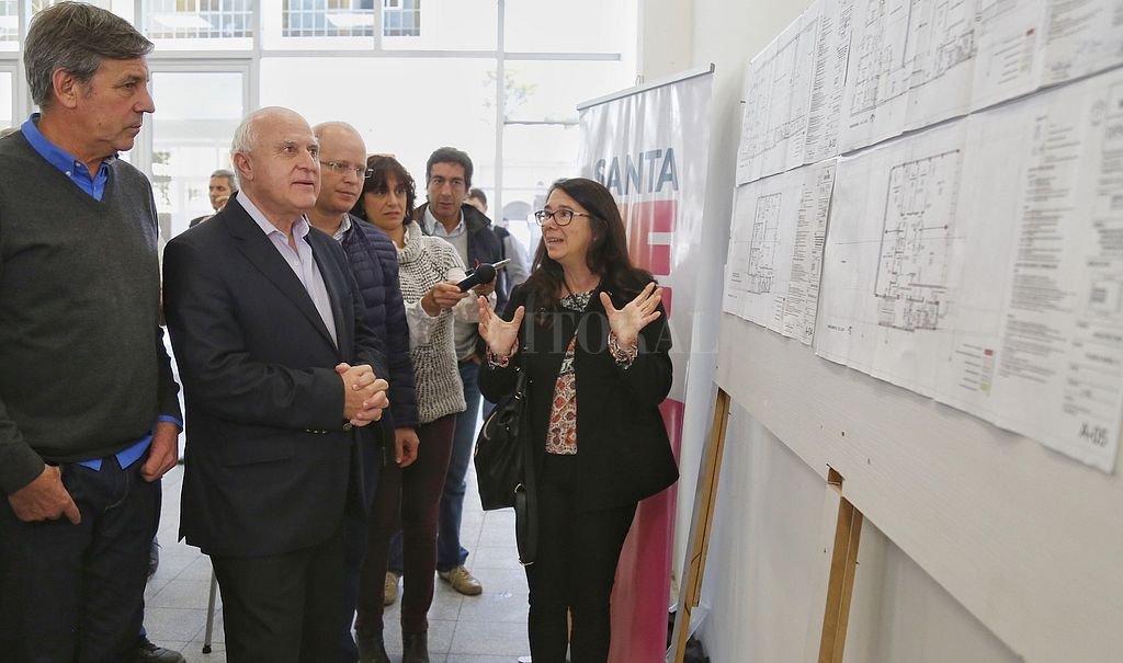 El edificio propio, cada vez más cerca En un mes termina la etapa de construcción del Instituto 12 - El gobernador Miguel Lifschitz recorrió este lunes las instalaciones del nuevo establecimiento. En un mes termina la etapa de construcción del Instituto 12 - El gobernador Miguel Lifschitz recorrió este lunes las instalaciones del nuevo establecimiento. -