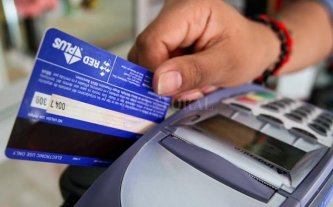 Una nena le robó la billetera a la maestra y la mamá compró con las tarjetas robadas Una nena le robó la billetera a la maestra y la mamá compró con las tarjetas robadas