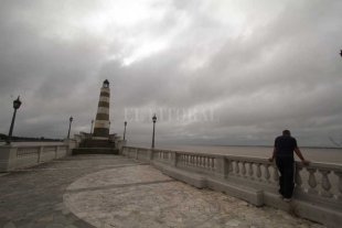 Cielo gris con amenazas de lluvia Cielo gris con amenazas de lluvia