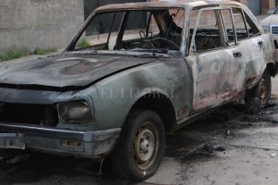 Incendiaron un camión y un auto en la ciudad de Santa Fe Incendiaron un camión y un auto en la ciudad de Santa Fe