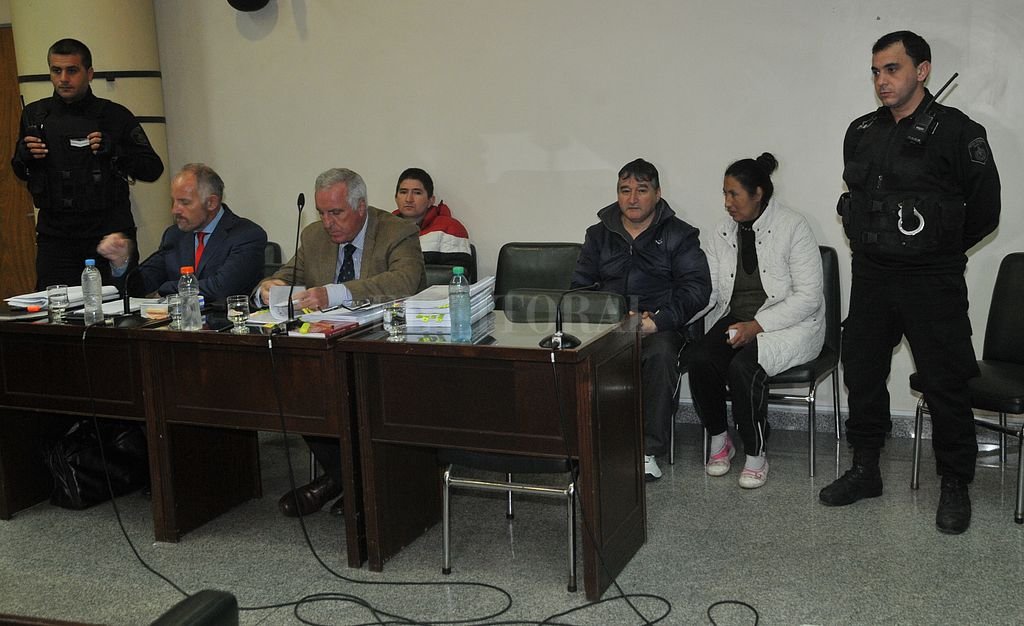 El caso de “Pola” y “Puchinga” Juzgan a padre e hijo como jefes de una banda narco - “Puchinga” Almirón escuchó los cargos, silla de por medio con su padre “Pola” y la pareja de éste. Juzgan a padre e hijo como jefes de una banda narco - “Puchinga” Almirón escuchó los cargos, silla de por medio con su padre “Pola” y la pareja de éste. -