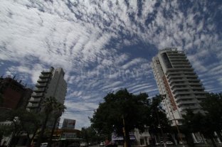 Jueves cálido y con nubes en la ciudad Jueves cálido y con nubes en la ciudad