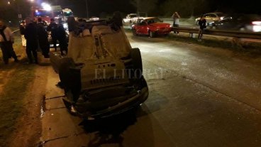 Múltiple choque y vuelco de un vehículo Múltiple choque y vuelco de un vehículo