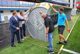 Un equipo estrenó nuevos bancos de suplentes con forma de latas de cerveza Un equipo estrenó nuevos bancos de suplentes con forma de latas de cerveza