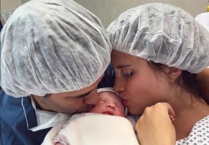 Camila Cavallo y Mariano Martínez llevaron a Alma a la playa y llovieron las críticas Camila Cavallo y Mariano Martínez llevaron a Alma a la playa y llovieron las críticas