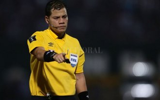 El peruano Víctor Hugo Carrillo dirigirá el clásico entre Uruguay y Argentina El peruano Víctor Hugo Carrillo dirigirá el clásico entre Uruguay y Argentina