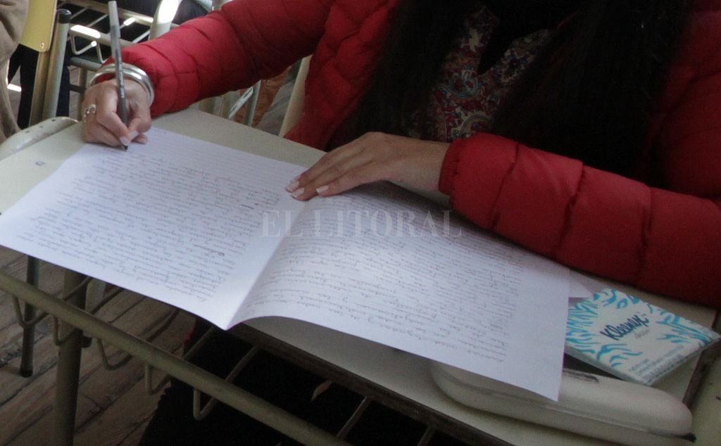 Docentes rendían un examen y los atraparon copiándose — Papelón