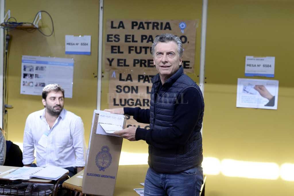 Macri ejerce su voto en las elecciones PASO de Argentina Macri ejerce su voto en las elecciones PASO de Argentina