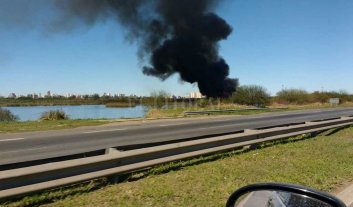 Importante columna de humo por quema de pastizales y residuos Importante columna de humo por quema de pastizales y residuos