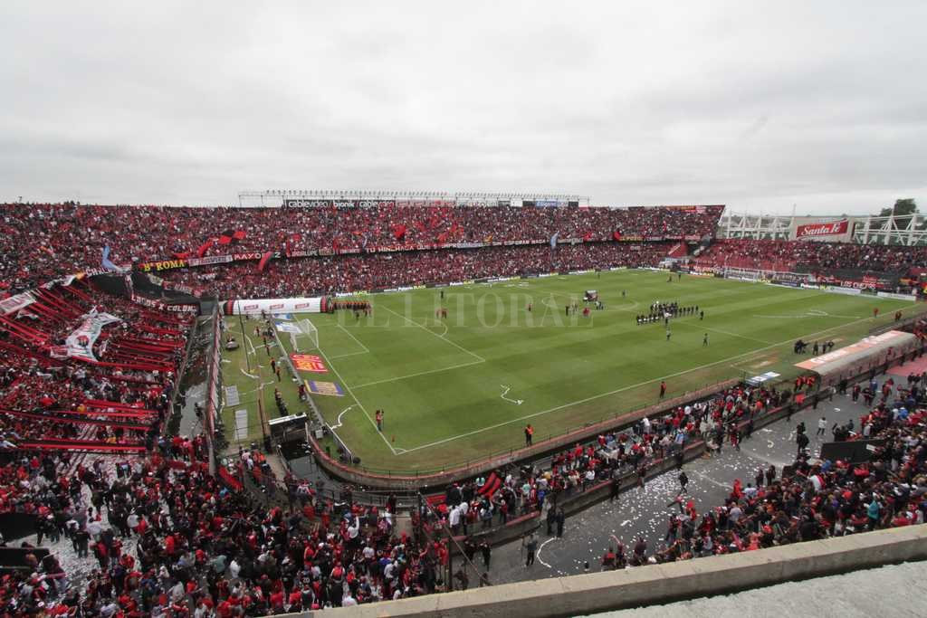 La seguridad provincial dará el visto bueno Día "D" para que se autorice al partido de Colón con visitantes - De bote a bote. Así estará el Brigadier López, el próximo sábado, cuando Colón y Central den el puntapié inicial a la participación de ambos equipos en la Súper Liga. Los simpatizantes rosarinos tendrán su lugar en la parte sur. Día "D" para que se autorice al partido de Colón con visitantes - De bote a bote. Así estará el Brigadier López, el próximo sábado, cuando Colón y Central den el puntapié inicial a la participación de ambos equipos en la Súper Liga. Los simpatizantes rosarinos tendrán su lugar en la parte sur. -
