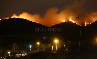 Persisten focos de incendio y evacuados en Córdoba Persisten focos de incendio y evacuados en Córdoba
