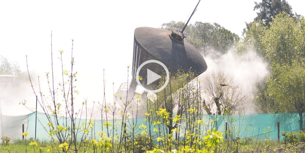 Con explosivos que se usan para minería Demolición "de película" del tanque de agua en la cárcel de Las Flores - Así caía la antigua estructura que sostenía el tanque de almacenamiento de agua de la cárcel de Las Flores. Demolición "de película" del tanque de agua en la cárcel de Las Flores - Así caía la antigua estructura que sostenía el tanque de almacenamiento de agua de la cárcel de Las Flores. -