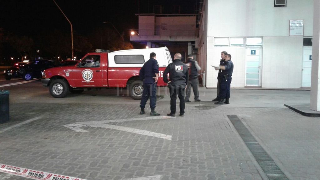En Aristóbulo del Valle y Salvador del Carril Muerte dudosa en la Estación de Servicios - En el lugar trabajaron peritos, la PDI y el fiscal Jorge Nessier. Muerte dudosa en la Estación de Servicios - En el lugar trabajaron peritos, la PDI y el fiscal Jorge Nessier. -