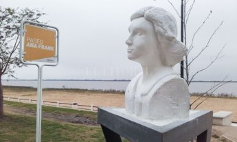 El Municipio restauró la escultura de Ana Frank El Municipio restauró la escultura de Ana Frank