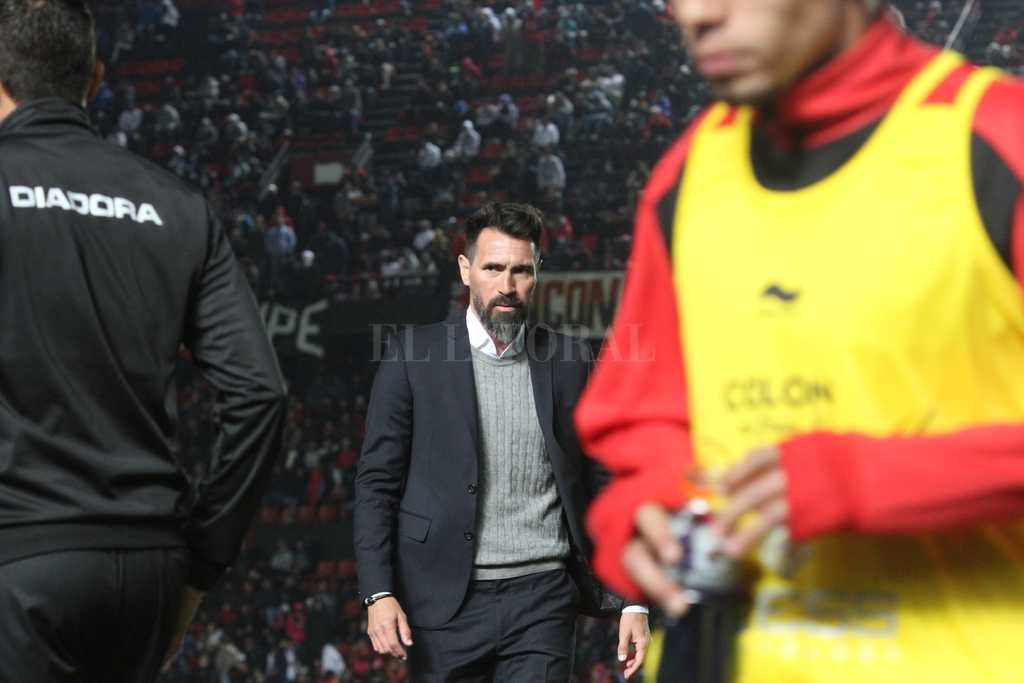 La postura de Eduardo Domínguez "Prefiero que se juegue a las 11 y no a las 14" - “Hay que usar la cabeza” Para el entrenador de Colón, al partido de este domingo a la mañana habrá que “pensarlo”. El equipo buscará la primera victoria como local, luego de dos presentaciones con sendos empates. "Prefiero que se juegue a las 11 y no a las 14" - “Hay que usar la cabeza” Para el entrenador de Colón, al partido de este domingo a la mañana habrá que “pensarlo”. El equipo buscará la primera victoria como local, luego de dos presentaciones con sendos empates. -