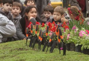 Bahco y Alumnos del IES plantaron flores en la plaza del Soldado Bahco y Alumnos del IES plantaron flores en la plaza del Soldado
