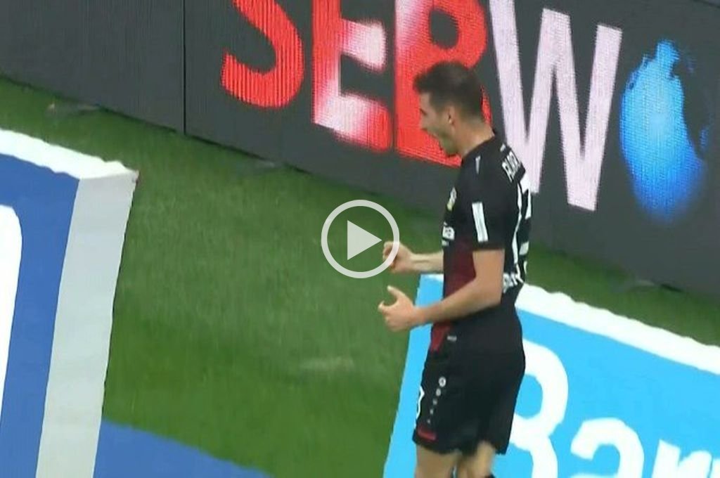 Charles Aránguiz celebró en cancha victoria de Bayer Leverkusen Charles Aránguiz celebró en cancha victoria de Bayer Leverkusen