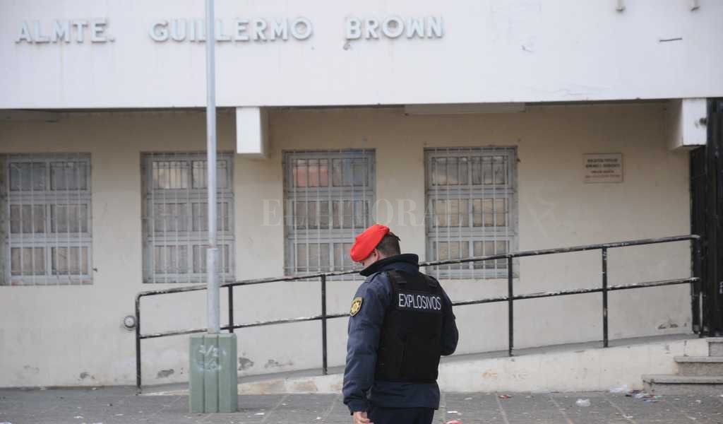 Una problemática que preocupa a las autoridades Amenazas de bomba en Santa Fe: una millonaria broma para el Estado - La escuela Almirante Brown es la institución con más avisos de bomba recepcionados en lo que va del 2017. Amenazas de bomba en Santa Fe: una millonaria broma para el Estado - La escuela Almirante Brown es la institución con más avisos de bomba recepcionados en lo que va del 2017. -